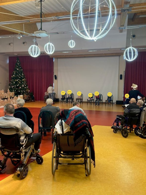 Les résidents et les enfants chantent la chanson Ô Saint-Nicolas patron des écoliers