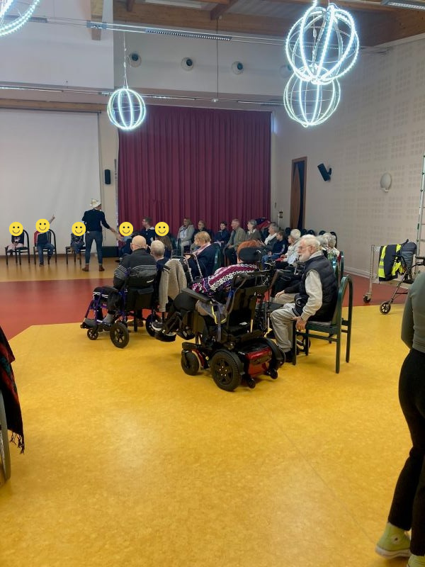 Les résidents et les enfants chantent la chanson Ô Saint-Nicolas patron des écoliers