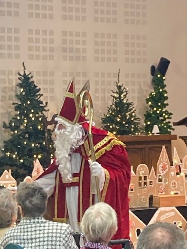 Le Saint-Nicolas dit bonjour aux résidents et aux enfants