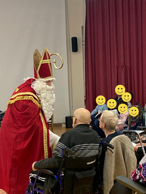 Le Saint-Nicolas dit bonjour aux résidents et aux enfants